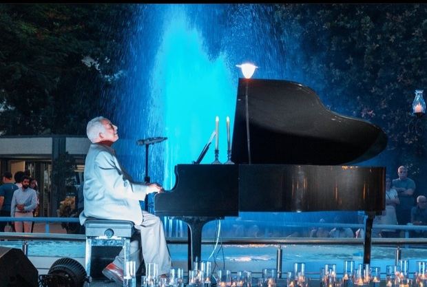 Rafael Solano deleito a la multitud con sus hermosas melodias.