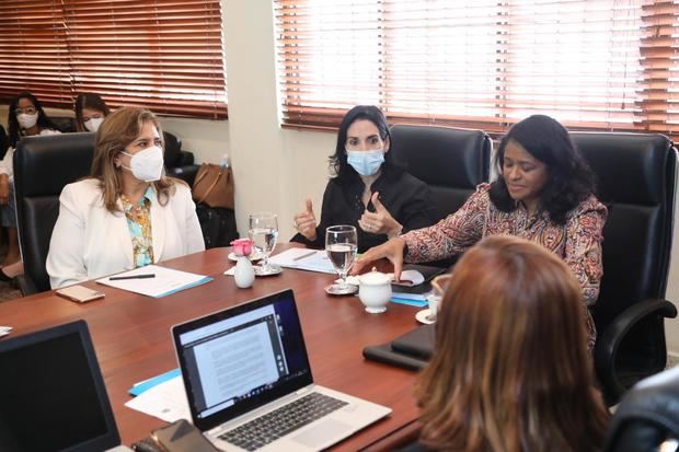 Reuniòn de trabajo de la Primera Dama en CONANI.