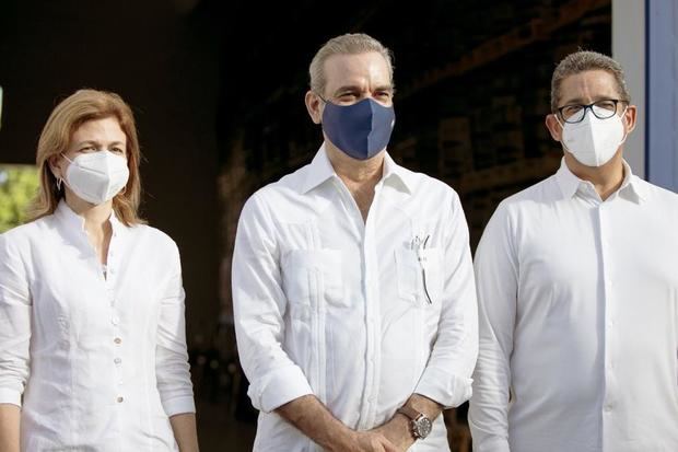 Raquel Peña, vicepresidenta de la República, Luis Abinader, presidente de la República y Augusto Ramírez, presidente de Casa Brugal.