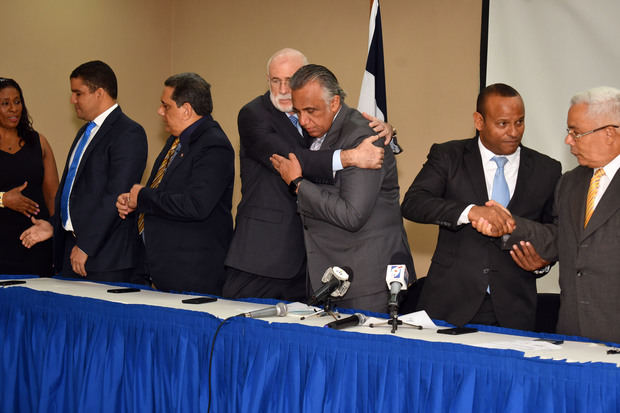 Luis Mejía Oviedo, presidente reelecto del COD, preside el encuentro luego de su ratificación. Figuran Luis Chanlatte, Antonio Acosta, Gilberto García y José Luis Ramírez.