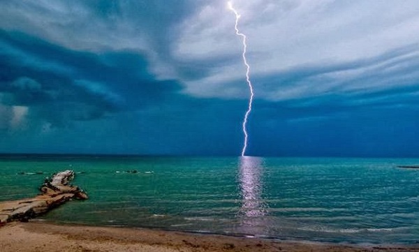 Descarga eléctrica en playa