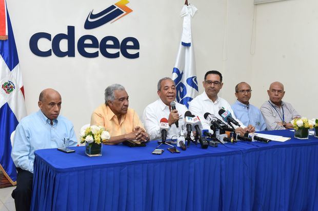 Junto a Jiménez Bichara en la rueda de prensa participaron José Rafael Santana, presidente del Consejo de Administración de la CDEEE; Jaime Aristy Escuder, administrador general de la CTPC, así como los ingenieros Jeremías Santana, director administrativo; y Pablo Rivas, coordinador técnico.