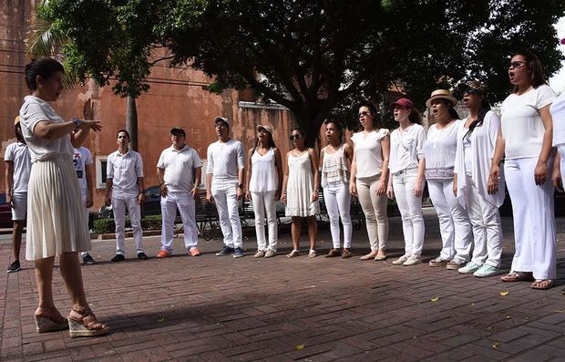 Un momento del inicio de la presentación del programa “Ruta de Recitales Ambulatorios” correspondiente al 2019, del coro de cámara Koribe, del Ministerio de Cultura, en el Parque Colón, de la Ciudad Colonial, bajo la dirección de la profesora Nadia Nicola.