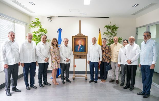 Frank Rainieri es honrado por la Embajada del Ecuador en República Dominicana con retrato del talentoso pintor Arturo Pastor.