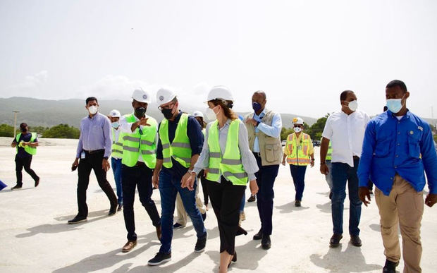 Recorrido de las autoridades de Autoridad Portuaria por el muelle.
