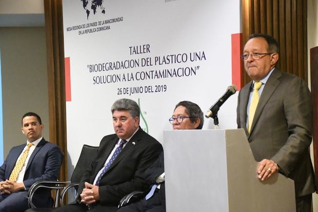 Se dirige a los presentes, el ministro de Medio Ambiente, Ángel Estévez. Se observan, además, el presidente de la Mesa Redonda de los Países de la Mancomunidad, Fernando González Nicolás; el embajador británico, Chris Campbell y el asesor del ministerio de Medio Ambiente, Raulin Zapata.