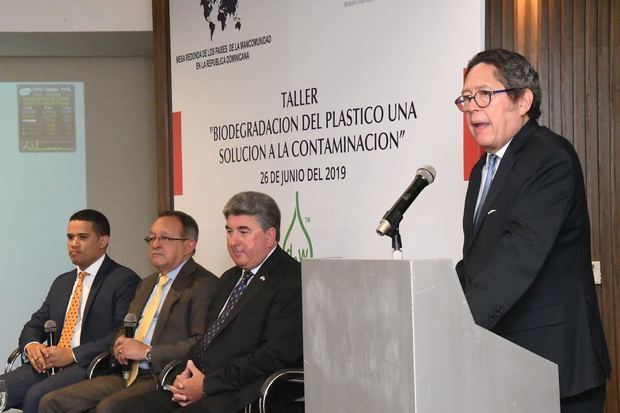 En el podium, Fernando González Nicolás, presidente de la Mesa Redonda de los Países de la Mancomunidad. A su lado, el ministro de Medio Ambiente, Ángel Estévez; el embajador británico, Chris Campbell, y el asesor del ministerio de Medio Ambiente, Raulin Zapata.