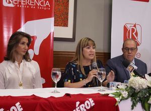 La hematóloga Diana Ramírez, subdirectora médica de Referencia Banco de Sangre. A su lado, Cynthia León, directora administrativa de Referencia Laboratorio Clínico y Milcíades Albert Fiorinelly, de la sección dominicana del Colegio Americano de Obstetras y Ginecólogos.