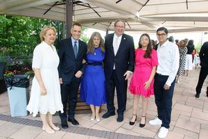 Reina Cohen, Mark Sutcliffe, Michelle Cohen, David Cohen, Hanna e Isaac.
