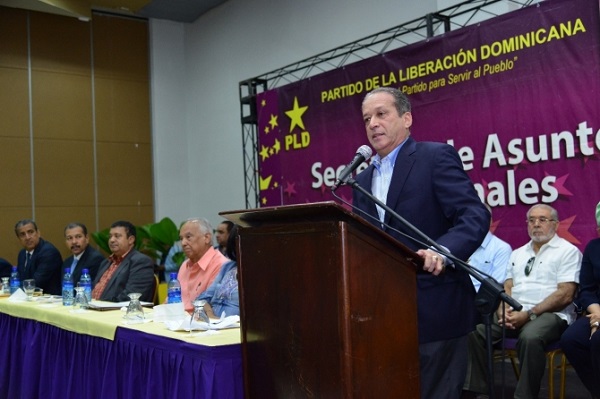 El doctor Reinaldo Pared Pérez habla en el acto de la Corriente Dignidad Gremial Médica del PLD. En la mesa el ingeniero Euclides Sánchez y otros dirigentes del PLD. 