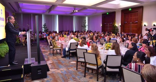 Reinaldo Pared Pérez habló brevemente en un encuentro -desayuno, en el Hotel JW Marriot, en Blue Mall.