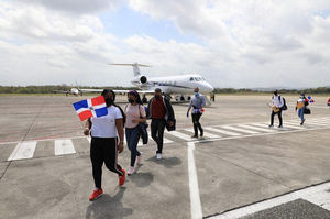 Doce dominicanos llegan al país desde Boston repatriados por Castillo
