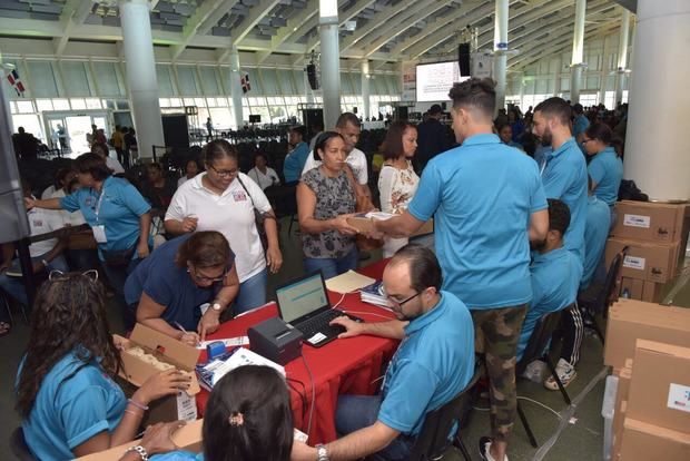 El Ministerio de Educación entrega más de 20 mil computadoras personales a profesores y técnicos.