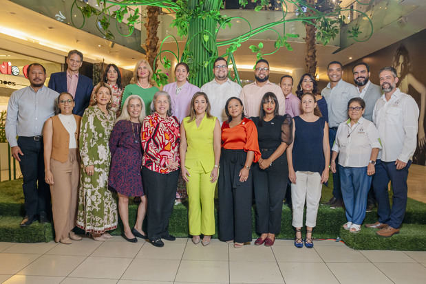 Representantes de Ágora Mall y de las 24 fundaciones del Árbol de la Esperanza 2024.