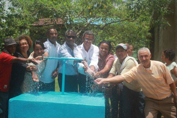 Representantes de Bra Dominicana hacern entrega del sistema de agua.