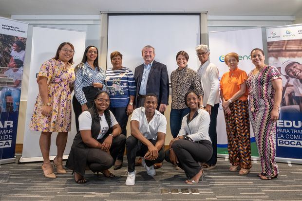 Representantes de DP World Dominicana y Entrena junto a algunos beneficiarios del programa Visión Futuro.