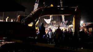 Rescatan a niña de ocho años sepultada por 33 horas entre en escombros en México