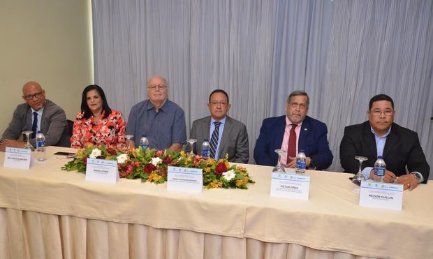 Edwin Ferreira, alcalde de Villa Altagracia; Esther Reyes, en representación del INAPA; David Luther, director ejecutivo del IDDI; Ángel Estévez, ministro de Medio Ambiente y Recursos Naturales; Víctor Viñas, expresidente de Fondo de Adaptación (AF) y asesor del CNCCMDL, y José Sena, en representación de la alcaldía de San Cristóbal.