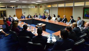 Gobernador Valdez Albizu se reúne con tesoreros de bancos múltiples y entidades financieras
