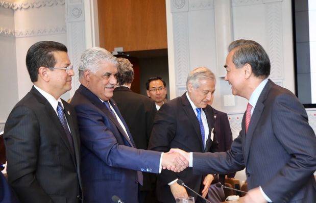Miguel Vargas  y una delegación de funcionarios chinos, encabezada por el ministro de Relaciones Exteriores.