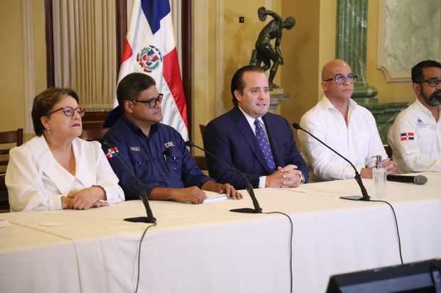 Gobierno garantiza está preparado ante eventual paso de tormenta Fiona.