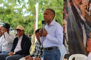 Comisión presidencial se reúne con productores en Castillo