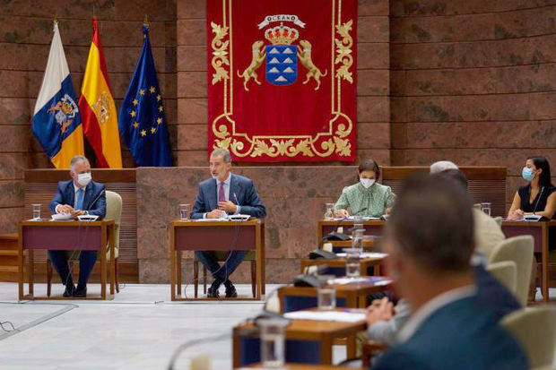 El rey Felipe (c), ha asistido este jueves al encuentro del Consejo Canario de Turismo celebrado en el Parlamento de Canarias junto al presidente de Canarias, Ángel Víctor Torres (i) y la ministra de Industria, Comercio y Turismo, María Reyes Maroto.