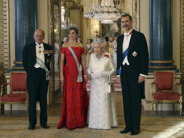 Reyes de España  junto a la Reina Elizabeth II y el Príncipe Felipe.
