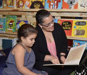 Abren un espacio para que los niños de Santo Domingo disfruten de la lectura