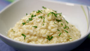 El risotto es un plato de arroz de origen italiano que se puede preparar con una gran variedad de ingredientes.