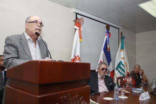 Roberto Cassá durante su conferencia en el Archivo General de la Nación.