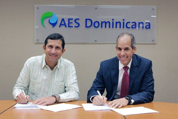 Roberto Herrera presidente de la junta de directores del Fondo de Agua Santo Domingo y Edwin de los Santos presidente de AES Dominicanay de DPP.