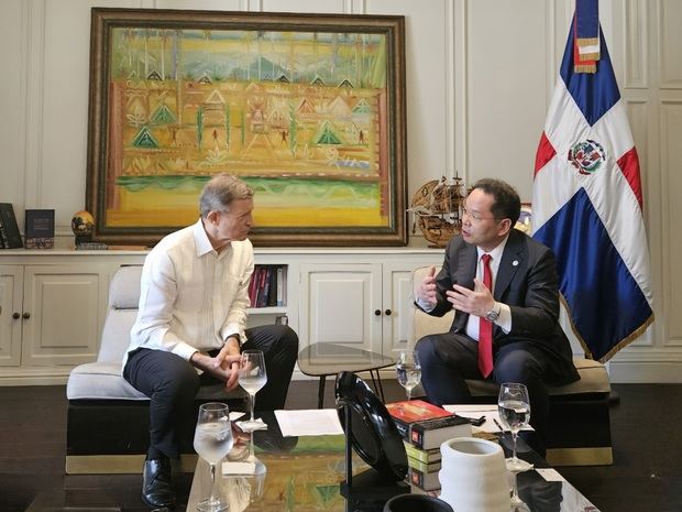 Roberto Álvarez, Ministro de Relaciones Exteriores de RD y HS Jo, Presidente y CEO de Samsung Electronics Latinoamérica.