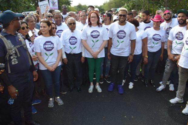 Robinson Canó, al frente, previo a la salida de la marcha-caminata. Figuran, Leo Corporán, Danilo Díaz, Rafael Sánchez Cárdenas, Janet Camilo, Antonio Peña Mirabal, Nelson Cruz y Fernando Tatis Jr.