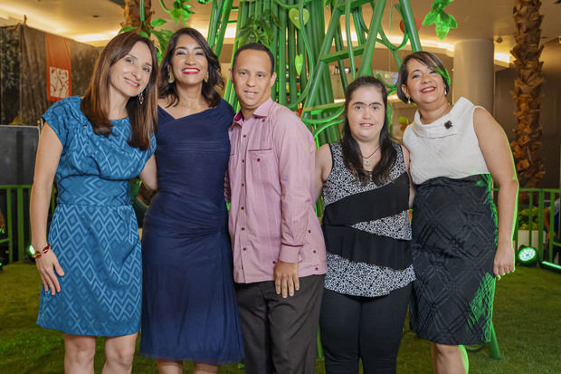Rocío Sánchez, directora de Mercadeo de Ágora Mall; Elaine Ortega, Anthony Hidalgo, Sabrina Marcelino y Angelina García de la Asociación Dominicana de Síndrome de Down (ADOSID).