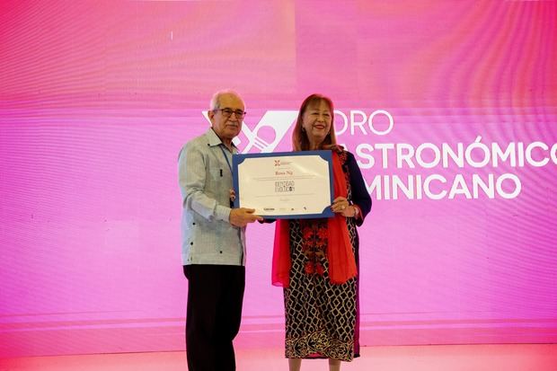 Rosa NG recibe de manos de Bolívar Troncoso su certificado de participación.