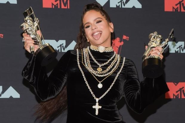 A Rosalía le llueven críticas en la red por ganar VMA latino al ser española
 