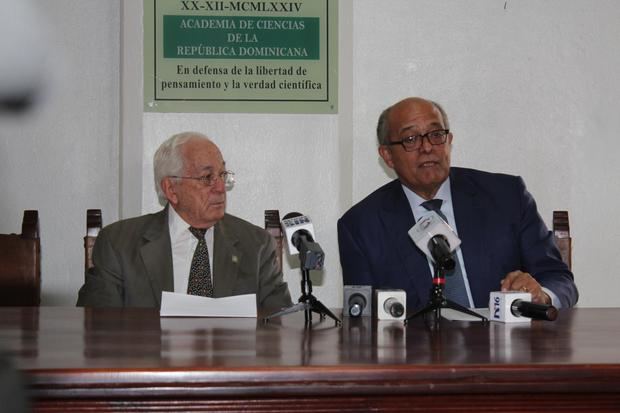 Luis Scheker Ortiz, presidente de la Academia de Ciencias junto a José Silie Ruiz, coordinador Comisión de Salud de la Academia de Ciencias