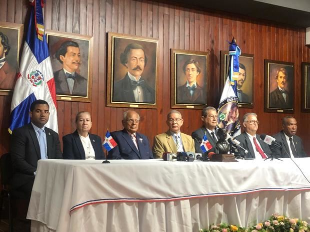 Santiago Trinidad, miembro del Instituto Duartiano; Rosanna Feliz Obregón, vocal; Julio Manuel Rodríguez Grullón, vicepresidente; Wilson Gómez Ramírez, presidente; Jacinto Pichardo, secretario general; José Pilía Moreno Duarte, tesorero y Víctor Zabala, gobernador de la Casa y Museo de Duarte.
