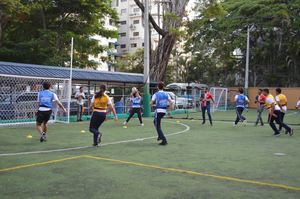 Estudiantes de los Dragones del SGS juegan Rugby.