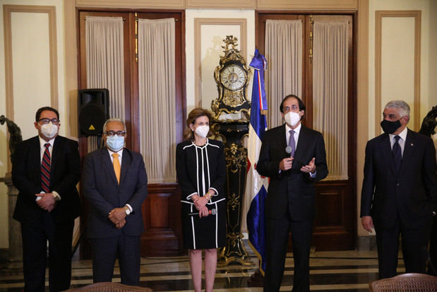 Junto al ministro Montalvo, a la reunión asistieron el ministro de Economía, Juan Ariel Jiménez; el ministro de Relaciones Exteriores, Miguel Vargas; el director del Centro de Operaciones de Emergencia, Juan Manuel Méndez García; la subdirectora del Servicio Nacional de Salud, Noldis Naut; y los asesores de salud Amado Alejandro Báez, Patricia Leon y Jorge Marte.