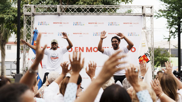 Asistentes participando de la Zumba.