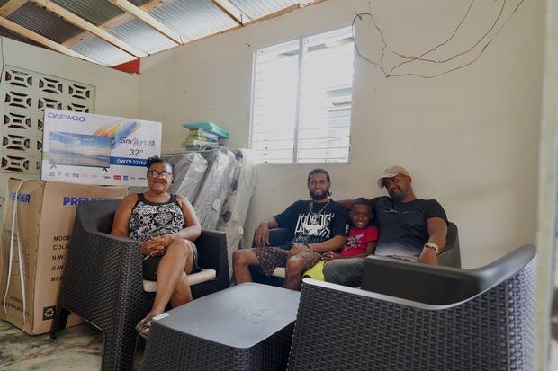 Yadira Henríquez dispone asistencia inmediata a familias afectadas por Ventarrón en Salcedo