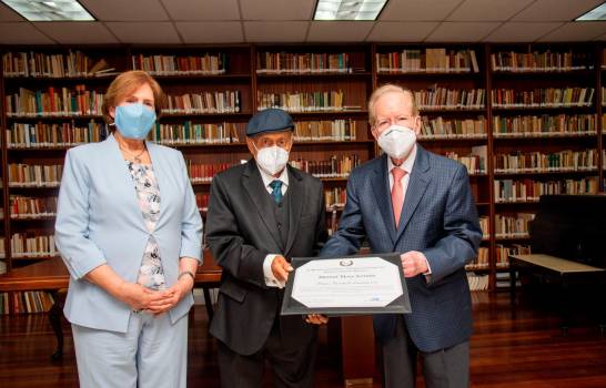 Carmen Heredia, Ministra de Cultura, el  poeta Manuel Mora Serrano junto a José Luis (Pepín) Corripio Estrada.