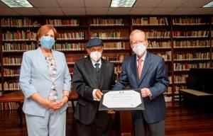 Poeta Manuel Mora Serrano recibe Premio Nacional de Literatura