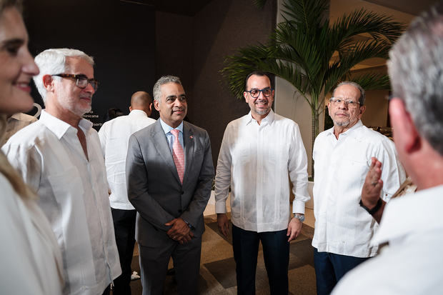 Manuel Vallet da la bienvenida al ministro Joel Santos.