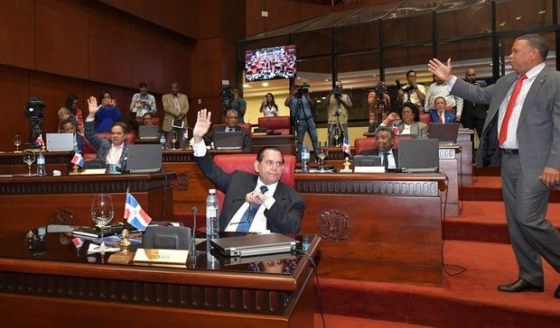 Senadores en la audiencia.