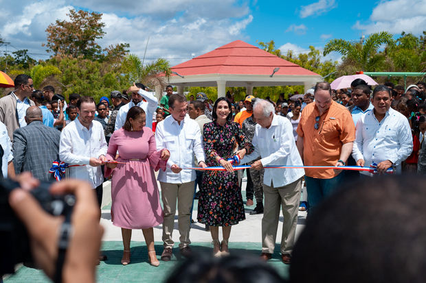 CAC, primera dama y MICM inauguran Parque Municipio Las Salinas