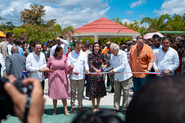 Corte de cinta dejando  inaugurado el Parque Infantil Sol y Luna.