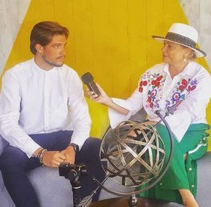 Sabrina Brugal durante una entrevista con Arthur Thomas, Relaciones Públicas del Restaurante #Church, en La Marina, en Cap Cana.